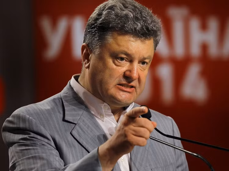 Tổng thống Poroshenko: "Không một tổ chức chính trị nào có quyền lập ra những băng nhóm tội phạm hình sự”.
