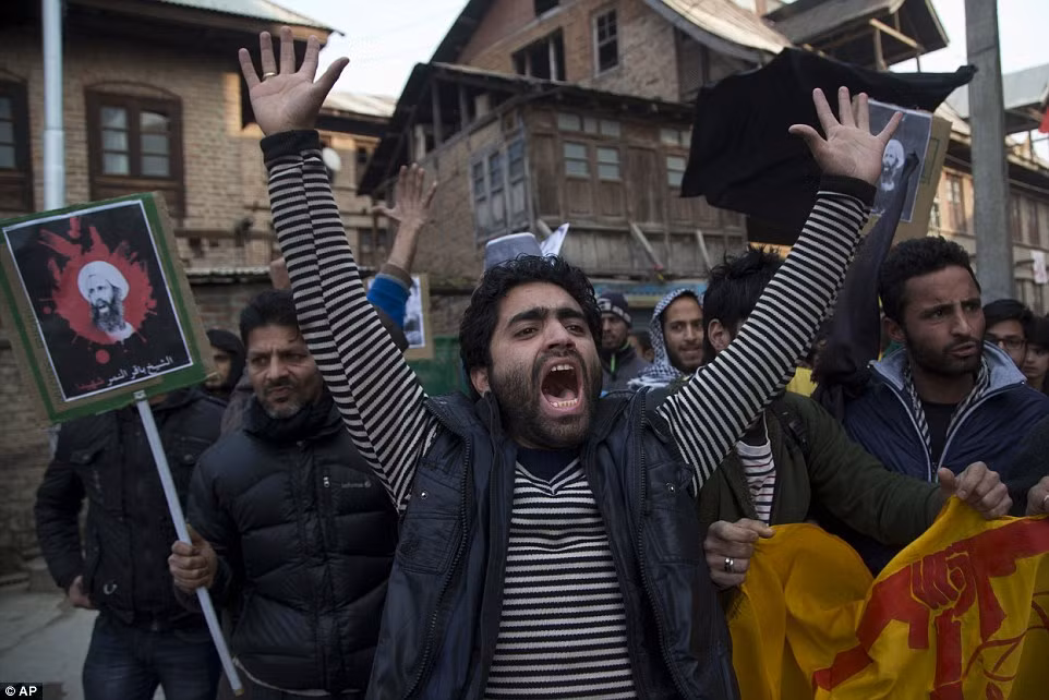 Cuộc biểu tình của người Shia ở Kashmir do Ấn Độ kiểm soát. (17) Người Hồi giáo Shi'ite diễu hành qua các huyện của tỉnh Qatif, miền đông Ả-rập Xê-út để phản đối vụ hành quyết giáo sĩ al-Nimr.