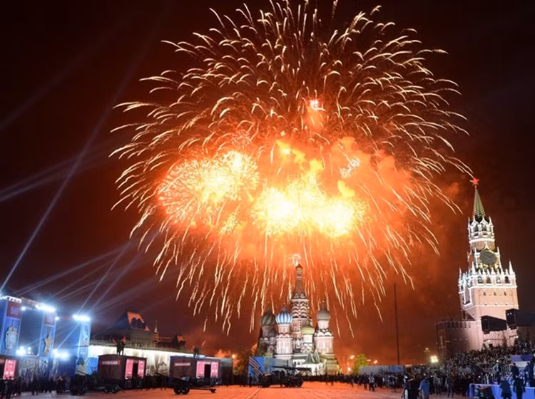 Pháo hoa rực sáng bầu trời Moscow vào lúc kết thúc lễ kỷ niệm 70 năm Ngày chiến thắng phát xít Đức trong Chiến tranh thế giới thứ II.