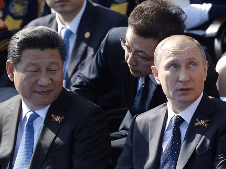Tổng thống Nga Vladimir Putin và Chủ tịch Trung Quốc ngồi trên lễ đài chứng kiến cuộc duyệt binh