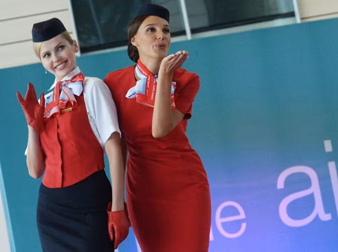 Nữ tiếp viên của Ural Airlines trong ngày "Tiếp viên hàng không quốc tế" tại Sân bay Domodedovo ở Moscow ngày 12/7.