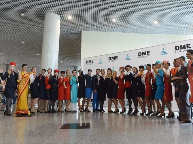 Chụp ảnh nhóm với sự tham dự của các nữ tiếp viên hàng không trong buổi trình diễn thời trang tại Sân bay Domodedovo ở Moscow.