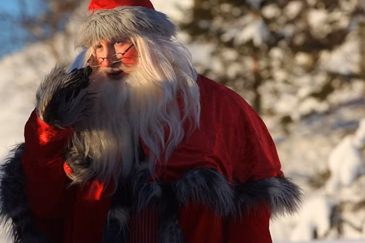 “Ong gia Noel” cuop may bay truc thang o Brazil