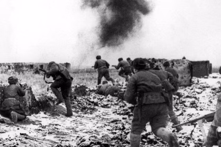 Hồng quân Liên Xô truy kích quân Đức trong trận Stalingrad lịch sử, đảo ngược cục diện Chiến tranh Thế giới thứ 2. (Nguồn: POP Lyft)
