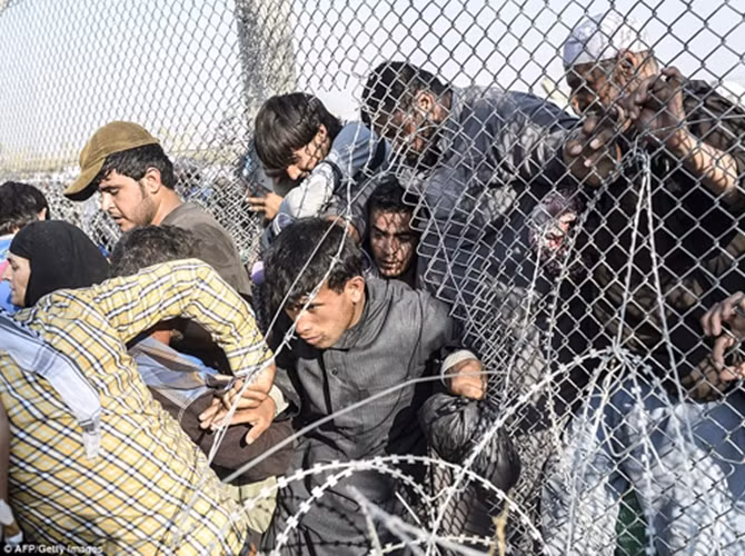 Những người tị nạn Syria xé rào và vượt biên để chạy trốn phiến quân IS.