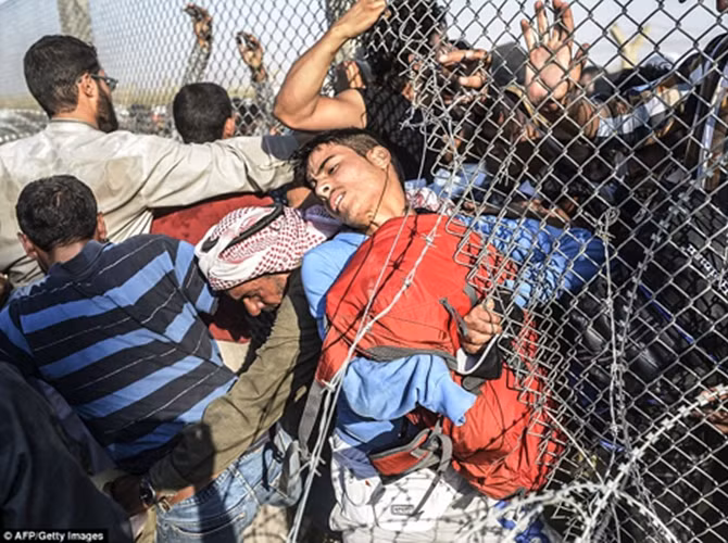 Trước tình trạng người di cư Syria ồ ạt tràn sang, Phó Thủ tướng Thổ Nhĩ Kỳ Numan Kurtulmus tuyên bố nước này sẽ chỉ đủ sức “cưu mang” những người tỵ nạn là thường dân, phụ nữ và trẻ em...