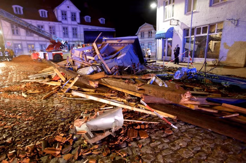 Đường phố Bützow trông giống như một bãi chiến trường. Schwere Schäden im ganzen Ort - ein Auto landete in Bützow auf dem Dach. Augenzeugen sprechen danach von einem Tornado, der den Ort verwüstet habe. Kirche und Rathaus wurden schwer beschädigt, das Krankenhaus musste teilweise geräumt werden. (10) Der Sturm deckte unzählige Dächer ab, unter anderem wurden das Krankenhaus und eine Kirche in Bützow beschädigt. (11) Mit Traktoren werden die Trümmer zusammengeschoben. Mehr als hundert Rettungskräfte sind in dem 7800-Einwohner-Ort im Einsatz. (12) Die Behörden haben Katastrophenalarm ausgelöst. Das Stadtgebiet bleibt bis zum Montagmorgen gesperrt. (13)