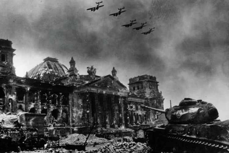 Hồng quân Liên Xô tấn công tòa nhà Quốc hội Đức Quốc xã tại thủ đô Berlin. Ảnh: russiainphoto.ru