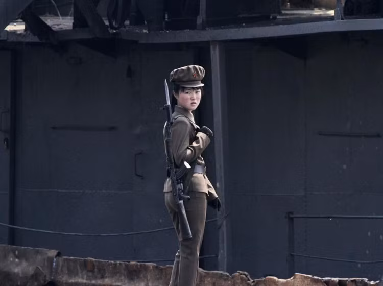 Nữ quân nhân Triều Tiên ở thành phố Dandong duyên dáng không kém trong bộ quân phục vốn bị coi là khô cứng.