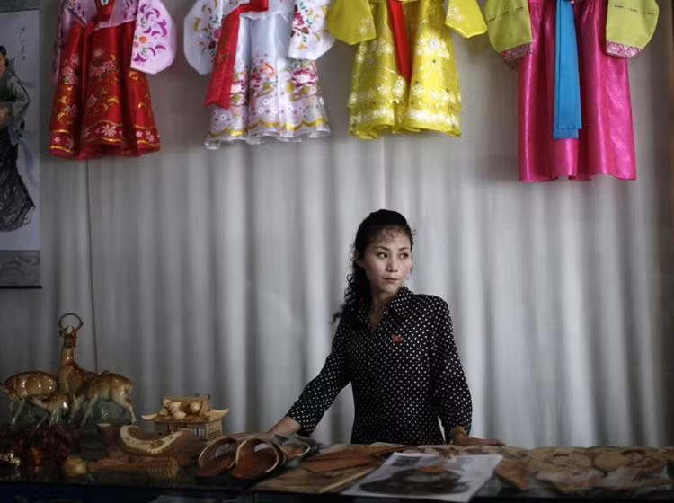 Nữ nhân viên bán hàng lưu niệm tại Đặc khu kinh tế thành phố Rason.