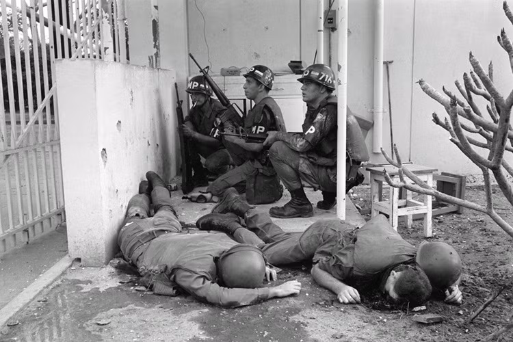 Ngày đầu tiên của cuộc Tổng tiến công và nổi dậy Tết Mậu Thân 1968, Trong đêm 31/1/1968, lực lượng cảm tử của biệt động Sài Gòn đã tiêu diệt lính gác, đánh thẳng vào Đại sứ quán Mỹ. Ảnh AP