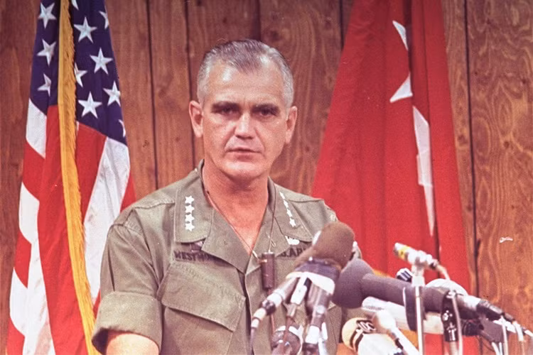 Sau thất bại trong cuộc Tổng tiến công và nổi dậy Tết Mậu Thân, Đại tướng William C. Westmoreland, Tư lệnh Các lực lượng viễn chinh Mỹ ở miền nam Việt Nam đã kêu gọi ném bom nguyên tử xuống Hà Nội. Tướng Westmoreland bị cách chức trong tháng 6/1968. Ảnh AP