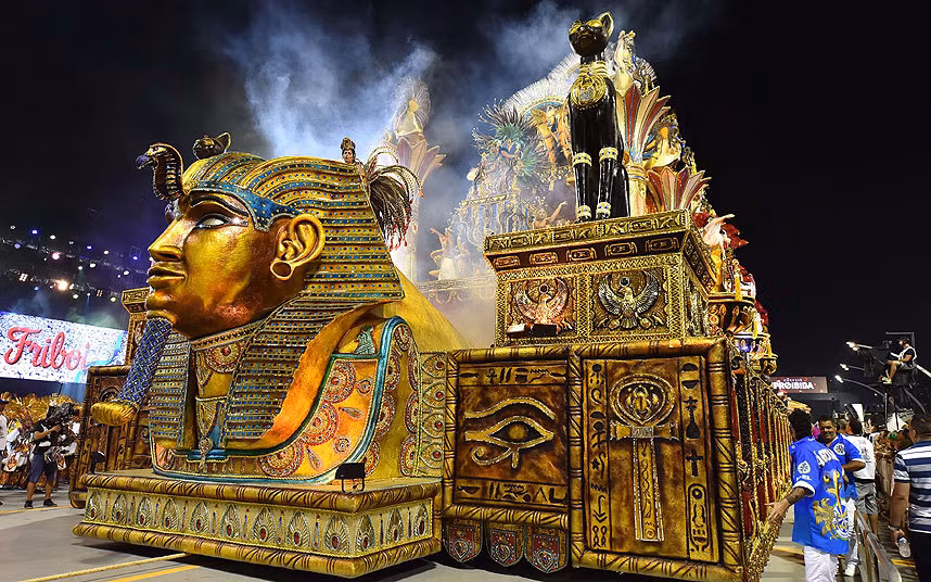 Khán đài di động mang phong cách Ai Cập cổ đại của Trường mua Aguia de Ouro tại Lễ hội Carnival Sao Paulo.
