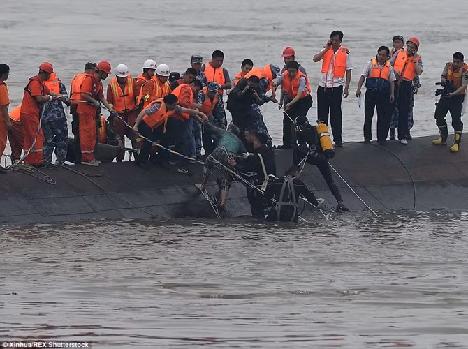 Đầu giờ chiều ngày 2/6, các nhân viên cứu hộ đã kéo được một phụ nữ cao tuổi ra khỏi con tàu bị lật và đưa lên khỏi mặt nước.
