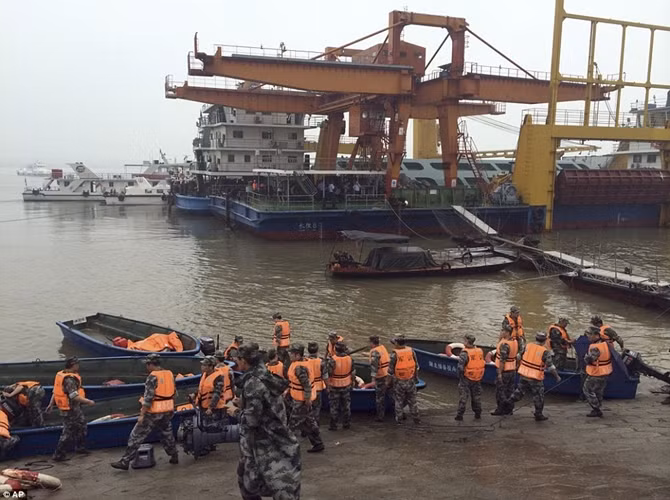 Chủ tịch Tập Cận Bình ra lệnh “dốc toàn lực vào công tác cứu hộ”, trong khi Thủ tướng Lý Khắc Cường đã ngay lập tức đến hiện trường vụ lật tàu "Ngôi sao phương Đông"...