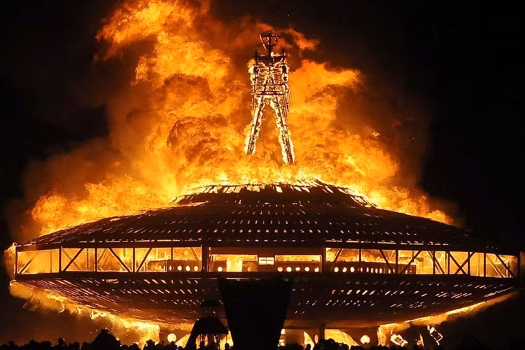Lễ hội Burning Man, Mỹ: Lễ hội Burning Man là lễ hội hàng năm diễn ra ở những sa mạc khác nhau. Lễ hội này khuyến khích mọi người sáng tạo và kết thúc với việc đốt của một hình nộm đàn ông khổng lồ.