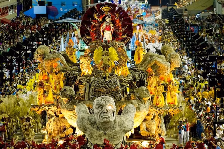 Lễ hội Carnival, Brazil: Lễ hội Carnival ở Brazil là một trong những lễ hội phổ nổi tiếng nhất thế giới. Lễ hội này là một màn trình diễn của màu sắc, ánh sáng, âm nhạc - với vai chính là những vũ công samba bốc lửa.