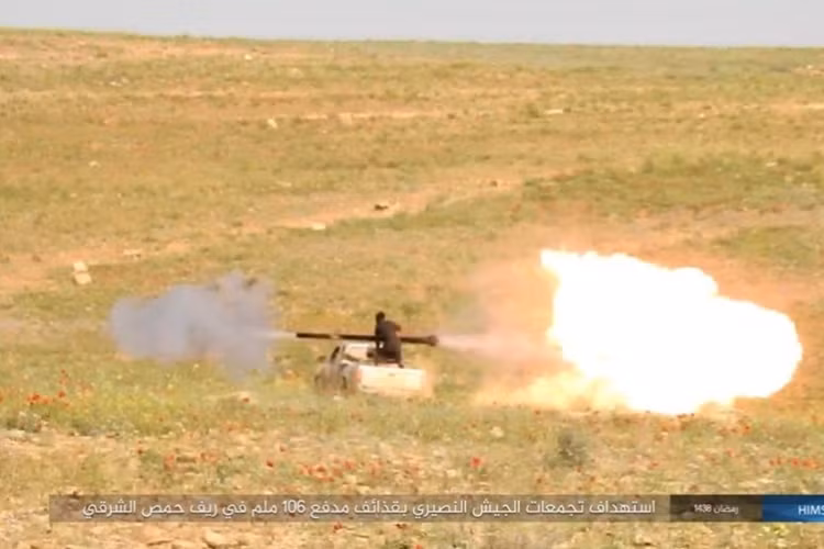 Phiến quân IS dùng SKZ chống xe bọc thép của Các lực lượng chính phủ Syria. (Nguồn: AMN)