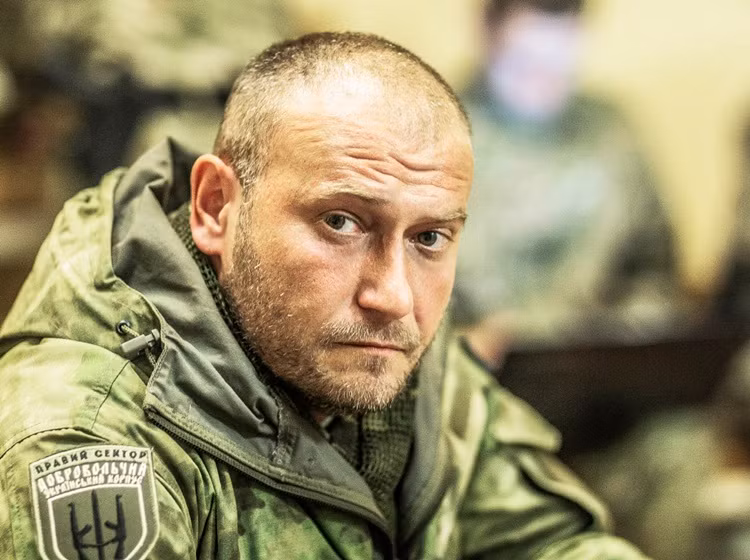 Thủ lĩnh Right Sector, Dmitry Yarosh, tỏ ra không tuân lệnh chính phủ Ukraine.
