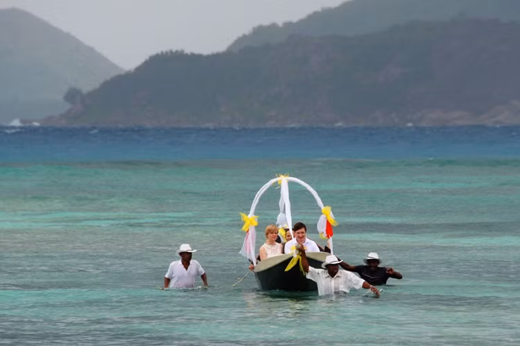 Cặp đôi mới cưới đi thuyền vòng quanh đảo La Digue ở Cộng hòa Seychelles. Ảnh: Sputnik