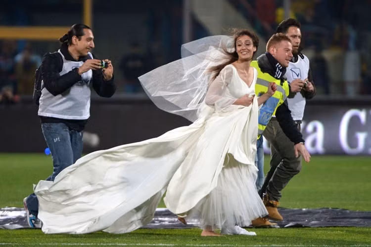 Đám cưới trên sân vận động giữa trận đấu Catania-Juventus của cặp đôi mê bóng đá ở Italy. Ảnh: Sputnik