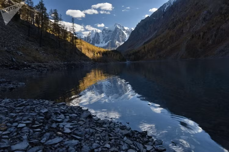 Phải chăng đây là phong cảnh trên dãy núi Alps ở Thụy Sĩ? Không, đây chính là một góc Hồ Shavlinsk ở Cộng hòa Altai, tây bắc Liên bang Nga. Ảnh: Sputnik