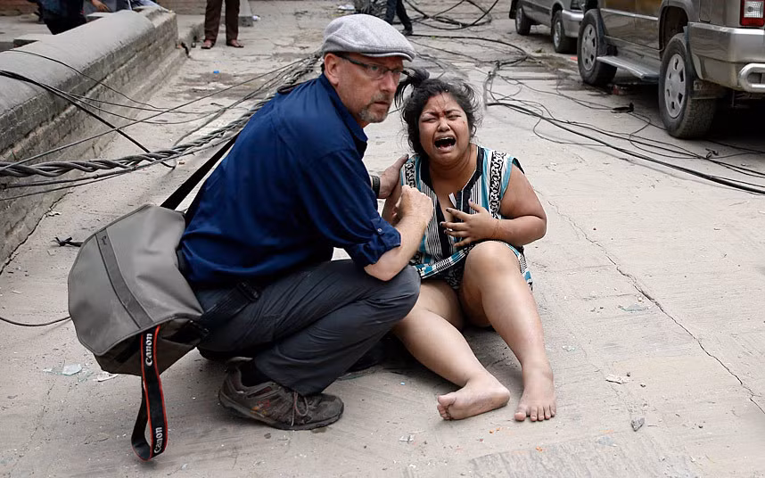 An ủi người phụ nữ bị mất nhà cửa người thân trong trận động đất ở Nepal ngày 25/4/2015.