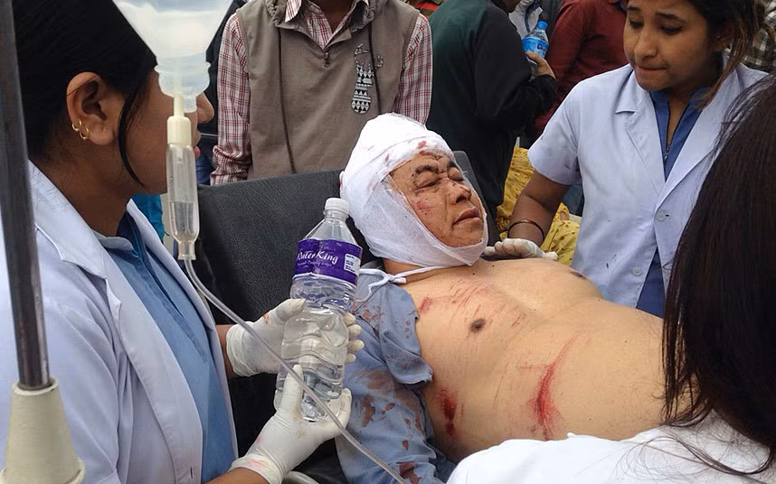 Trong vòng vài tiếng đồng hồ, các bệnh viện ở thủ đô Kathmandu đã hết chỗ chứa các nạn nhân động đất.