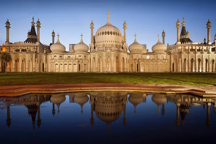 Royal Pavillon, Brighton: Thị trấn ven biển Brighton có câu trả lời cho đền Taj Mahal ở Ấn Độ. Được vua George IV xây dựng cách đây 193 năm, Royal Pavilion hiện đã mở cửa cho công chúng như một bảo tàng.