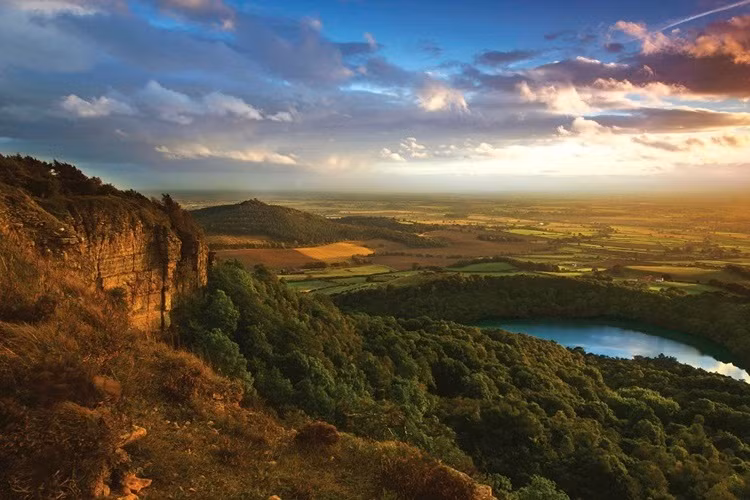 Sutton Bank, North York Moors: Sutton Bank là nơi có phong cảnh tuyệt đẹp và là một trong ba địa điểm ngắm sao trời tuyệt vời nhất nước Anh.