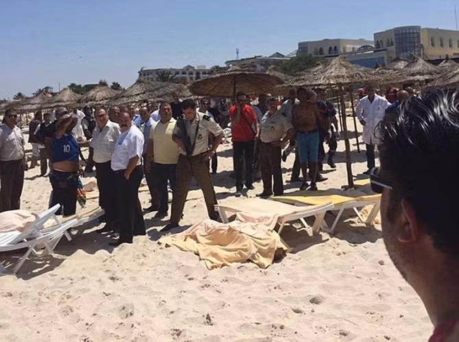 Bộ nội vụ Tunisia nói đây là "một vụ tấn công khủng bố", làm chết nhiều du khách nước ngoài.