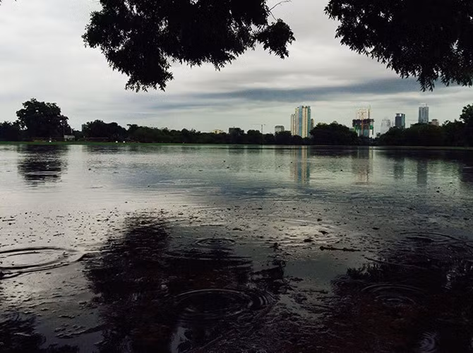 Công viên Zilker Park tuyệt đẹp ở Austin biến thành hồ nước lớn. Chưa hết, các cơn bão mới tiếp tục hình thành và có nguy cơ ra “đại hồng thủy”.