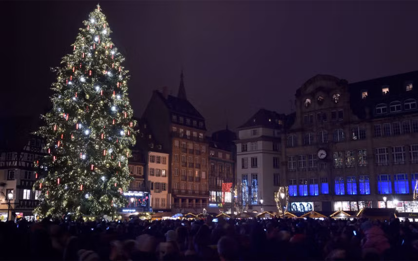 Cây thông Noel ở thành phố Strasbourg (Pháp) được thắp sáng vào lễ khai mạc Chợ Giáng sinh vừa giành được danh hiệu "Chợ Giáng sinh đẹp nhất Châu Âu" trong hai năm liên tục.