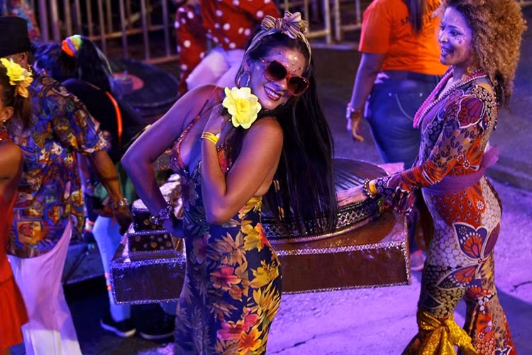 Các nữ vũ công Salsa Colombia tham gia cuộc diễu hành Salsodromo.