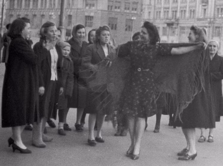 Nhảy múa trên đường phố Moscow trong Ngày Chiến thắng 9/5/1945.