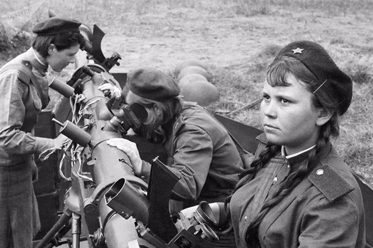 Các nữ xạ thủ trẻ bảo vệ phà vượt sông Oder. Tháng 4 năm 1945. Ảnh: Sputnik
