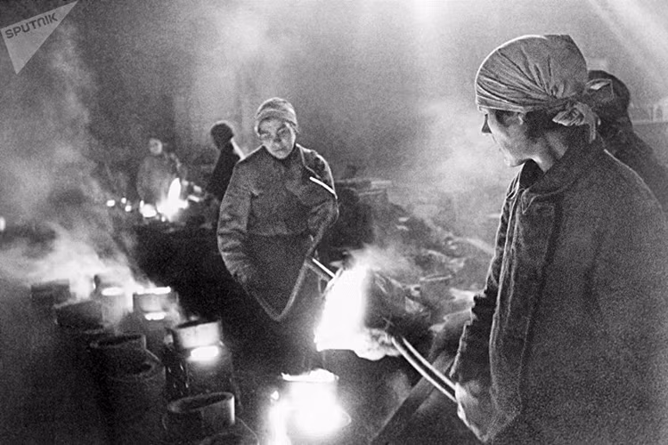 Những nữ thợ đúc gang. Leningrad bị phong tỏa. Năm 1942. Ảnh: Sputnik