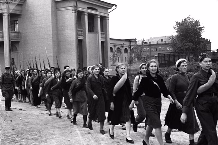 Moskva, 1941. Các cô gái tham gia huấn luyện quân sự. Ảnh: Sputnik