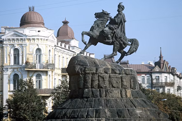 Kiev: Kiev bị ném bom một vài giờ ngay sau khi cuộc Chiến tranh Vệ quốc vĩ đại bắt đầu. Kiev đã phòng vệ hơn hai tháng, nhưng sau đó bắt đầu cuộc chiếm đóng của phát xít Đức, với quy mô lớn về sự tàn bạo và phá hoại. Kiev được giải phóng sau 778 ngày bị chiếm đóng.