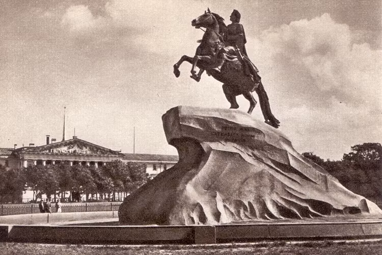 Leningrad (St. Petersburg): Ngày 8/9/1941, phát xít Đức siết chặt vòng vây phong tỏa Leningrad. Trong hai năm rưỡi bị phong tỏa, 900.000 cư dân Leningrad đã chết vì bom đạn, vì đói, vì lạnh. Nhưng thành phố anh hùng này đã không đầu hàng.