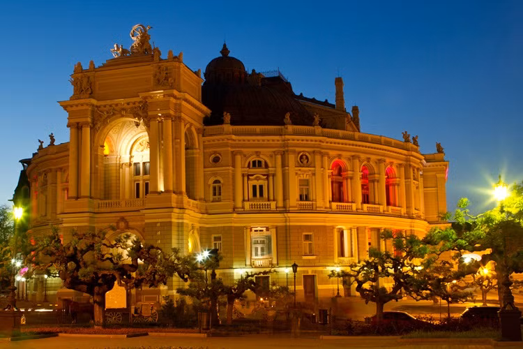 Odessa: Ngày 13/8/1941, quân Romania và Đức bao vây thành phố bằng đường bộ, chặn đường tiếp viện của hải quân. Thành phố anh hùng này đã cầm cự anh dũng suốt 73 ngày đêm trong Chiến tranh Vệ quốc vĩ đại.