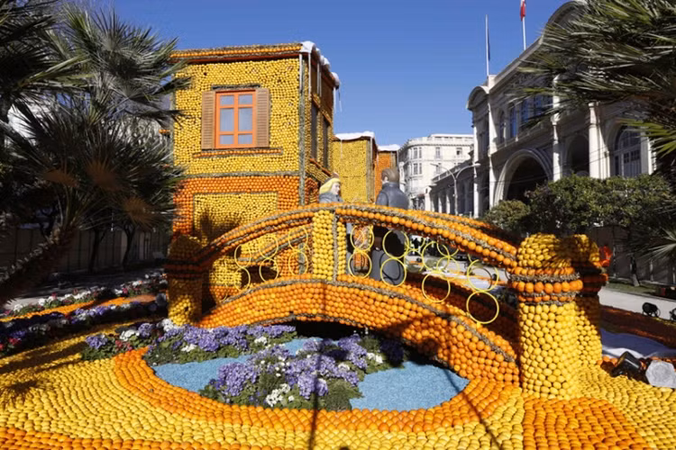 Với chủ đề “Du lịch Italy”, Lễ hội Chanh khai mạc một ngày trước “Ngày Tình yêu Valentine” ở Công viên Biovès.