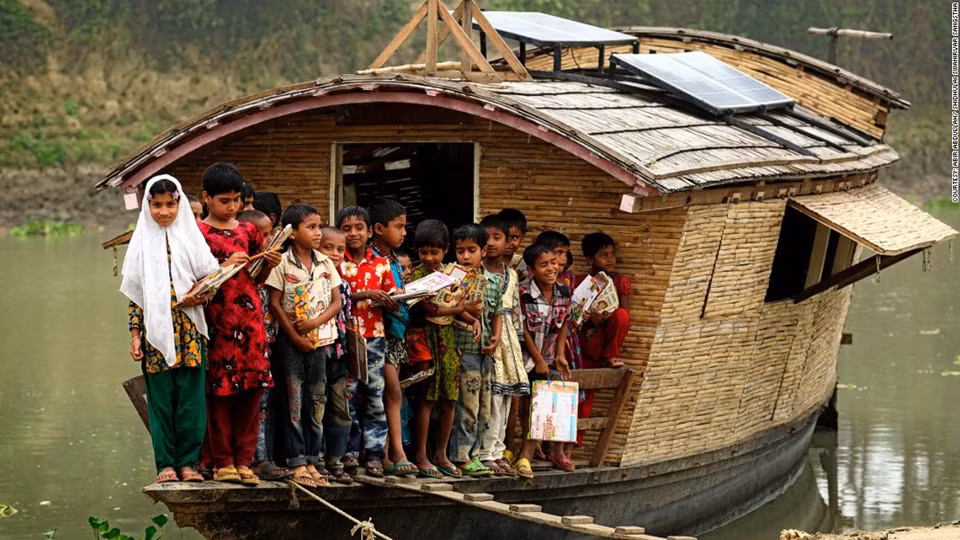  Bangladesh: Tại Bangladesh, mùa mưa kéo theo tình trạng ngập lụt nghiêm trọng, khiến việc đến trường trở nên bất khả thi với các em nhỏ. Để thay đổi điều này, tổ chức phi lợi nhuận mang tên Shidhulai Swanirvar Sangstha tạo ra lớp học trên những con thuyền sử dụng năng lượng mặt trời. Mỗi sáng, các lớp học kiểu này sẽ di chuyển qua vùng ngập lụt để đón học sinh. Sau đó, nó sẽ neo đậu và dạy học cho khoảng 30 em nhỏ. Máy tính cùng các thiết bị điện tử trên thuyền đều vận hành bằng năng lượng mặt trời. Ảnh: Getty.