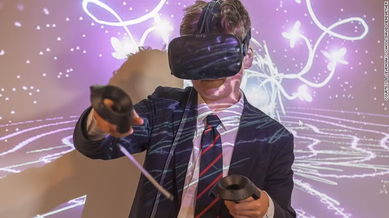  Anh: Công nghệ thực tế ảo (VR) đã bước vào các trường học ở Anh nhằm giúp học sinh lĩnh hội các kiến thức hội họa, lịch sử, địa lý... Ảnh: Sevenoaks School.
