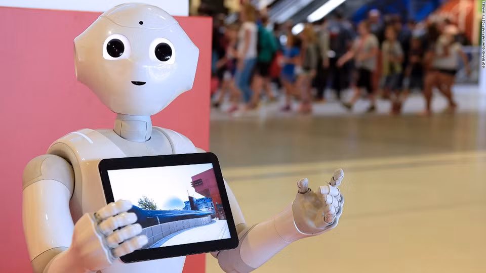 Singapore: Pepper là tên của con robot có khả năng tương tác với học sinh và trả lời thắc mắc của các em. Được giới thiệu vào năm 2016, Pepper được sử dụng trong những lớp mẫu giáo để kể chuyện cho các em nhỏ và khiến chúng thoải mái hơn trong lớp học. Ảnh: Getty.