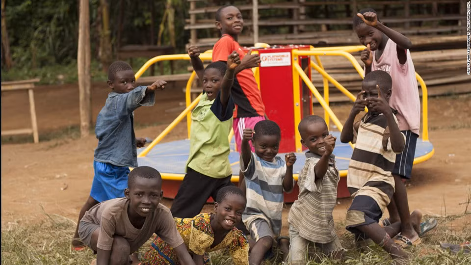  Ghana: Nhiều khu vực của quốc gia châu Phi này không có đủ điện sinh hoạt cho người dân, khiến việc học của các em nhỏ trở nên khó khăn sau hoàng hôn. Để khắc phục tình trạng này, Empower Playground đã sáng tạo ra những vòng đu quay để các em vừa có thể vận động, vừa tạo ra năng lượng tích trữ. Mỗi vòng đu quay kiểu này có thể tích trữ điện sử dụng cho 40 giờ thắp sáng. Ảnh: Empower Playground.