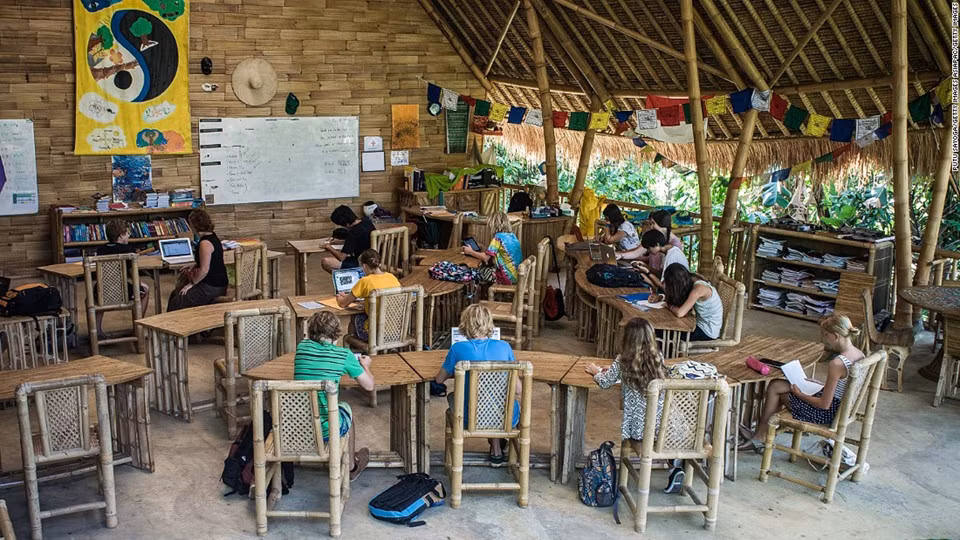  Indonesia: Trường học Xanh là một trong những dự án nổi bật tại đảo Bali của Indonesia. Nằm giữa những khu rừng mưa, được xây dựng từ tre, những ngôi trường kiểu này sẽ góp phần giáo dục học sinh về sự bền vững bằng cách tiếp cận mang tính toàn diện. Bên cạnh những môn học truyền thống như toán, các em được học về những vấn đề liên quan tới môi trường. Trường học Xanh hoạt động dựa trên 3 nền tảng chính: phù hợp với địa phương, đề cao môi trường và nghĩ tới tương lai của thế hệ con cháu. Ảnh: Getty.