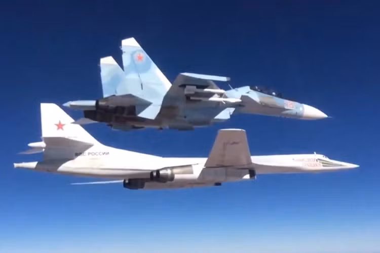 Máy bay ném bom Su-30SM yểm trợ máy bay ném bom chiến lược mang tên lửa Tu-160 của Nga.