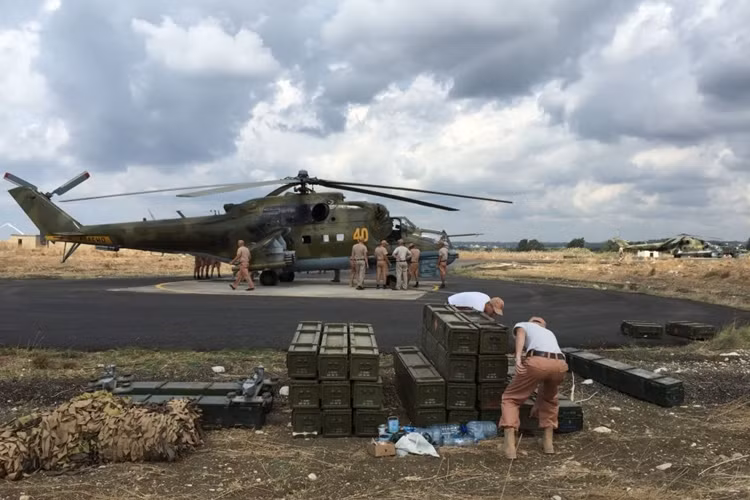 Trực thăng tấn công Mi-24 của Nga xuất kích từ sân bay Hmeymim.