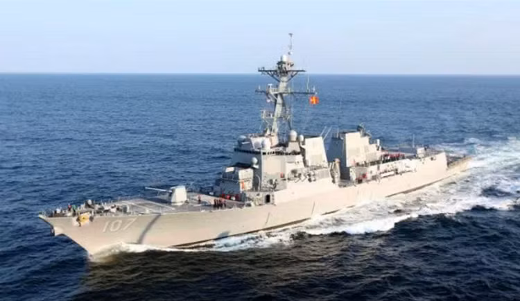 Tau khu truc My lai bi ten lua tu Yemen tan cong
